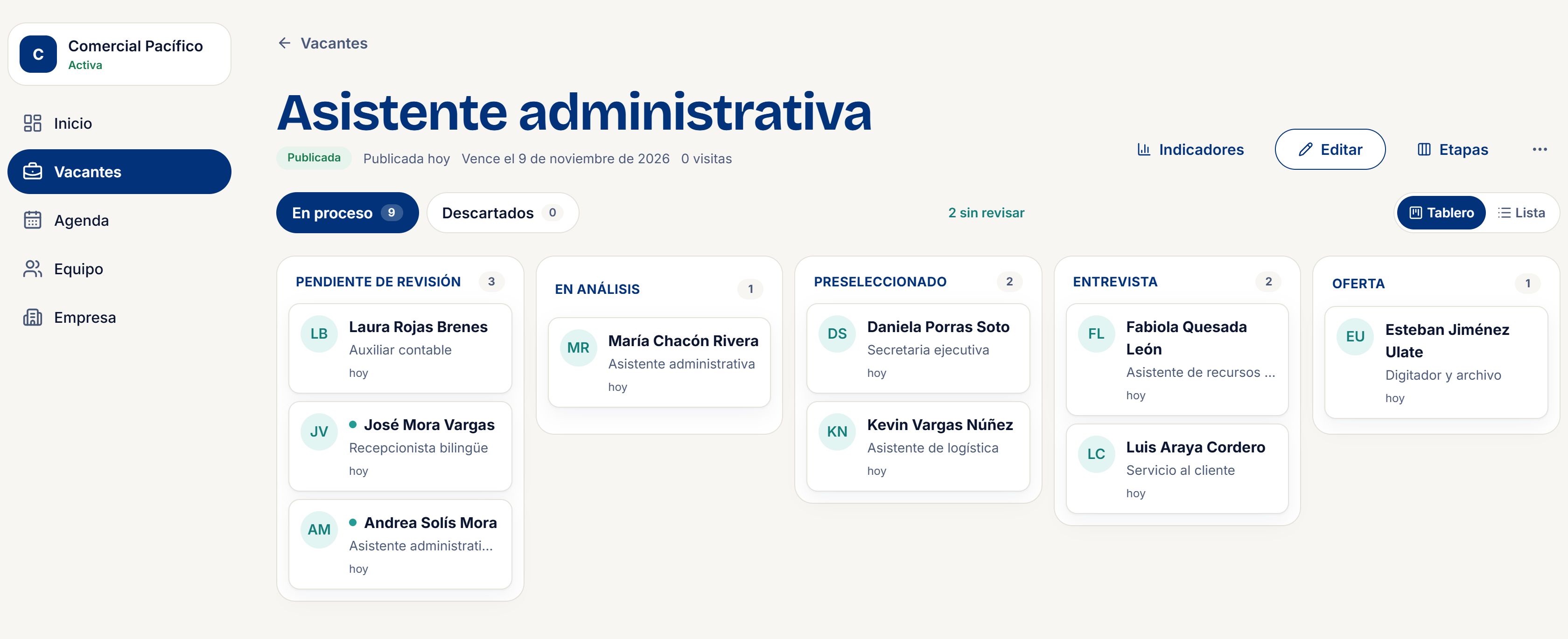 Tablero de una vacante: las postulaciones van por etapas, de pendientes de revisión hasta la oferta.